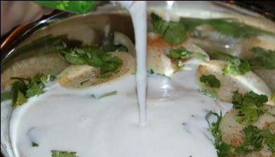 1. Этап. Шашлык на кефире: Залейте мясо кефиром, хорошо перемешайте и оставьте мариноваться не менее трех часов.