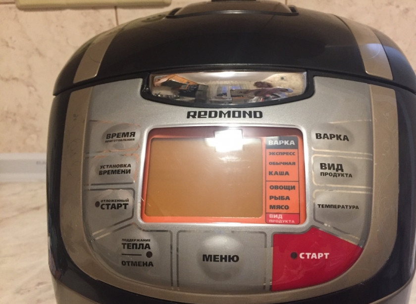 1. Этап. Котлеты из индейки на пару в мультиварке: Подготовленные котлеты выкладываем на подставку для приготовления на пару, устанавливаем её в мультиварку. Включаем прибор и готовим колтелы в режиме 