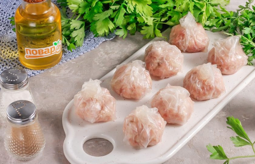 1. Этап. Мясные шарики в рисовой бумаге Димсам: Заверните в бумагу мясной шарик и сверните ее концы поверх него, она будет отлично прилипать. Так поступите и с остальными шариками из фарша.