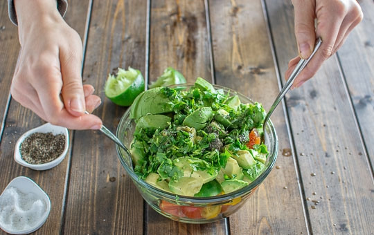 1. Этап. Салат из авокадо с лаймом: 7. Аккуратно перемешайте и подавайте к столу.