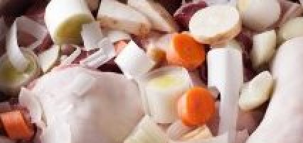 1. Этап. Мясная подлива к рису: Смазываем дно глубокого поддона капелькой растительного масла и выкладываем туда вперемешку мясо с овощами. Запекаем мясо с овощами в духовке при температуре 230ºC 15 минут на среднем уровне, перемешиваем — и продолжаем запекать на той же температуре ещё 15 минут.