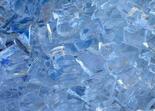 1. Этап. Витаминный напиток из клубники и манго: 1. Обратите внимание – если вы используете только свежие фрукты и ягоды, то воду лучше заморозить, чтобы придать коктейлю нужную температуру.