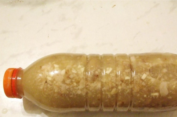 1. Этап. Холодец из курицы в бутылке: 3. начинаем заполнять бутылки. Выбирайте бутылку обязательно с широким горлом. Мясной смеси закладываем на одну треть или на половину, но не больше. Теперь заливаем оставшимся бульоном. И отправляем застывать, как обычно, в холодильник или на балкон!