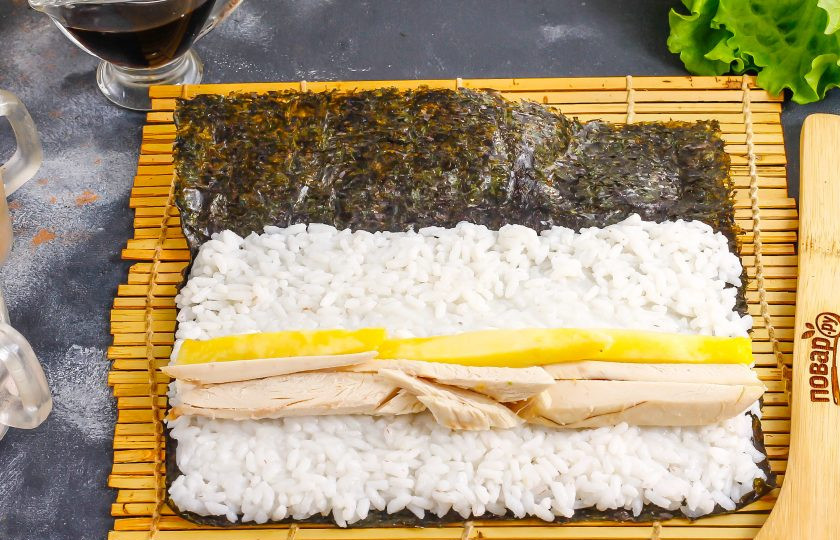 1. Этап. Роллы с курицей и ананасом: Затем срежьте кожуру у ананаса, промойте и нарежьте его полосками, удаляя жесткую сердцевинку.