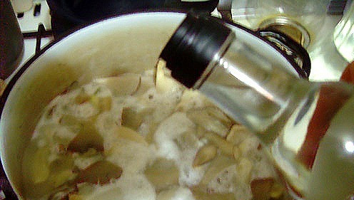 1. Этап. Маринованные вешенки на зиму: 5. Теперь уже кастрюлю вместе с грибами доводим на среднем огне до кипения. Как только закипит, снимем с огня и добавим уксус.