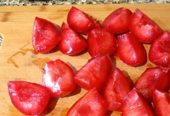 1. Этап. Кайзершмаррн: 3. Сливы моем, нарезаем небольшими кусочками, и удаляем косточки. Можете снять с них кожицу.