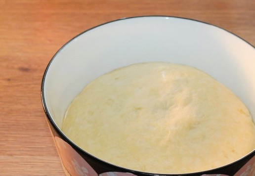 1. Этап. Булочки-трубочки с творогом и повидлом: 8. Тесто прогрелось до комнатной температуры. Делим тесто на 2 части и скатываем в длинные валики.