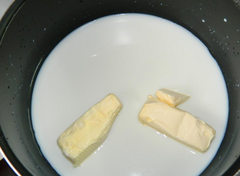 1. Этап. Торт для свекрови: Молоко с маслом доведите до кипения, чтобы масло растаяло.