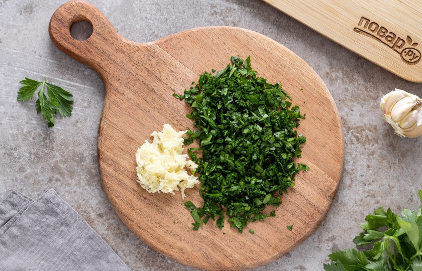 1. Этап. Грибы по-ташкентски: Петрушку мелко порубите, а чеснок пропустите через пресс.