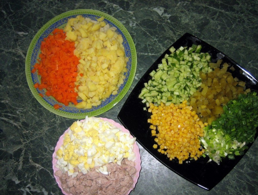 1. Этап. Салат Оливье с кукурузой: Вот что получилось.