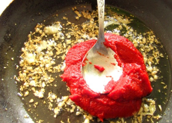 1. Этап. Соус для хинкали: К обжаренному чесноку добавляем томатную пасту, перемешиваем все и тушим на медленном огне пару минут.