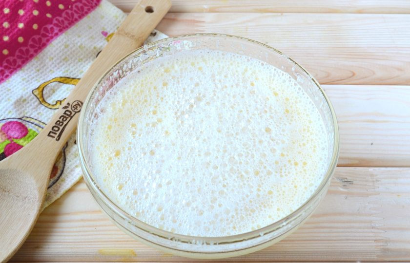 1. Этап. Торт Министерский: Добавьте кефир и соду, погашенную уксусом, перемешайте.