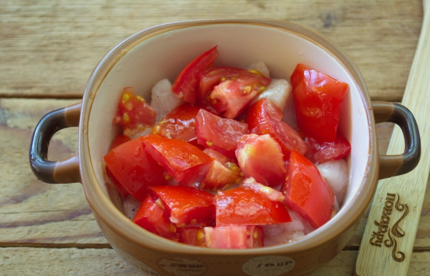 1. Этап. Грудка с помидорами и сыром: Помидоры нарезать на небольшие кусочки и уложить в горшочек.