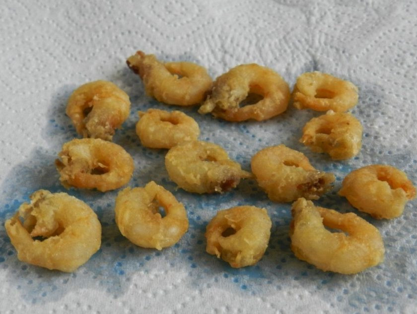 1. Этап. Салат с креветками и яйцами: 4. Затем выкладываем их на салфетку, чтобы убрать лишний жир.