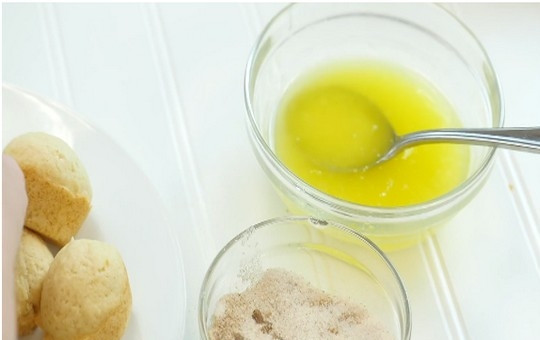 1. Этап. Маффины на завтрак: 6. В неглубокой миске растопите сливочное масло. В другой миске смешайте оставшийся сахар и корицу.