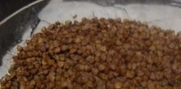 1. Этап. Суп грибной с гречкой: Теперь разберемся с остальными овощами. Морковь, лук, картофель моем в холодное воде, чистим, нарезаем небольшими кусочками. Гречку замачиваем в воде.