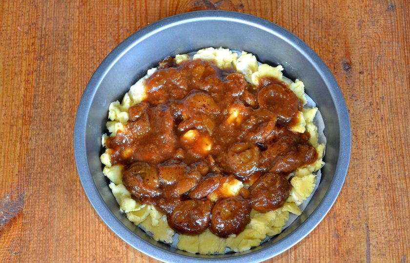 1. Этап. Торт Чебурашка: Распределите ровным слоем варенье.