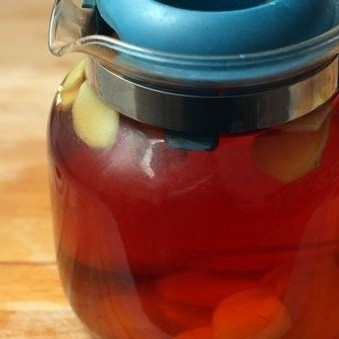 1. Этап. Имбирный чай с клубникой: Завариваем черный чай в литре воды, затем процеживаем и добавляем в него имбирь. Оставляем на 10 минут настаиваться.