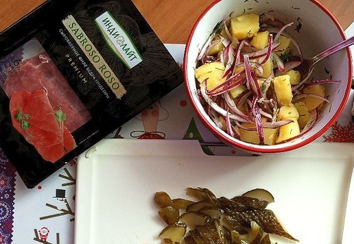 1. Этап. Салат послепраздничный Застольный: Теперь нарезаем огурец солёный. У меня бочковой. Конечно можно заменить его маринованным, если нет солёного. Отправляем огурец в салатник. Перемешиваем.