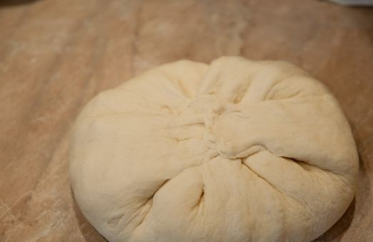 1. Этап. Фыдджын (осентинские пироги с мясом): В это время ставим духовку нагреваться до максимума, у меня это 250 градусов, в идеале — 280-300. Туда же отправляем греться форму для запекания нашего пирога. Стол хорошо присыпаем мукой, разминаем руками наш колобок теста в круг диаметром примерно 20 см. В центр горкой насыпаем 1/3 часть фарша, плотно защипываем тесто сверху.