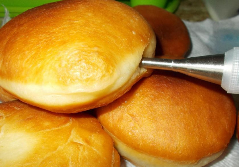 1. Этап. Берлинеры: Наполните кондитерский мешок повидлом. Заполните начинкой пончики.