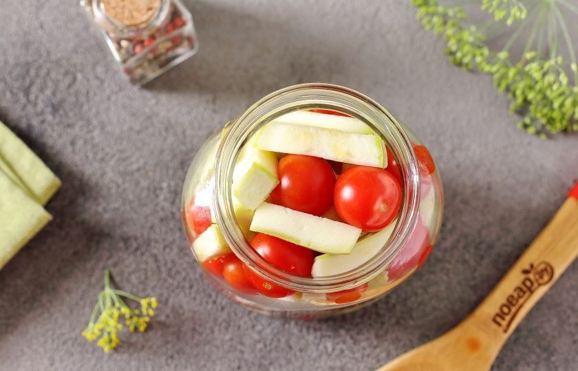 1. Этап. Ассорти из помидоров и кабачков на зиму: Затем максимально плотно выложите чередуя кабачок и помидоры.