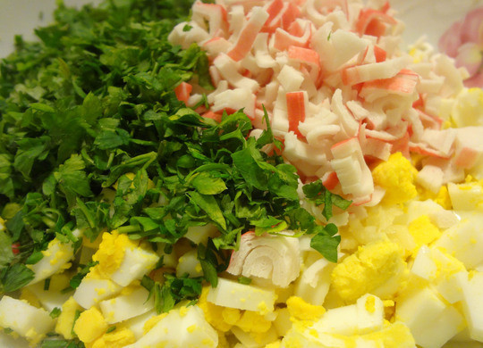 1. Этап. Плавленый сыр с начинкой: Все подготовленные ингредиенты складываем в общую миску. Чеснок чистим и измельчаем через чеснокодавку, добавляем туда же. Солим, перчим и хорошо размешиваем.