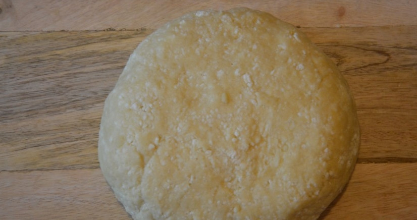 1. Этап. Пончики из детства: Первым делом вам необходимо приготовить тесто. Для этого в миску вбейте сырые куриные яйца, добавьте сахар, ванилин и творог. Тщательно все перемешайте и добавьте просеянную с разрыхлителем муку. Замесите мягкое и послушное тесто.