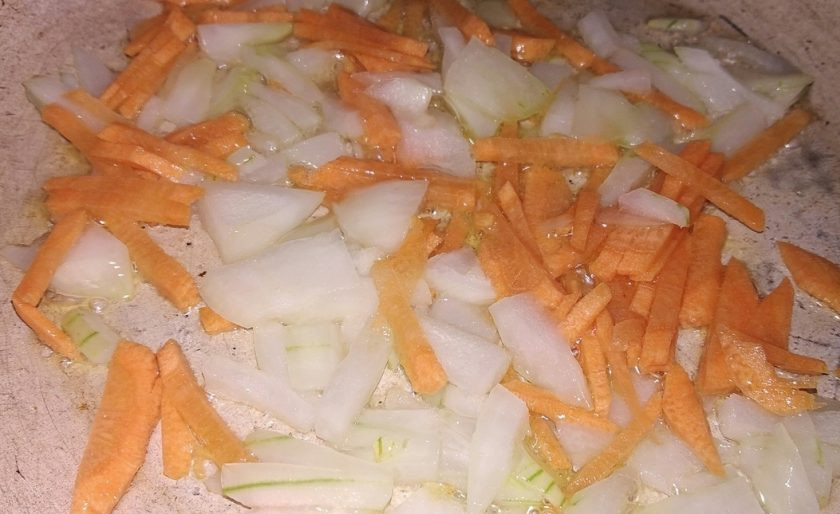 1. Этап. Постный суп за 30 минут: 2. Обжариваем на растительном масле нашинкованные лук и морковь до золотистого цвета.