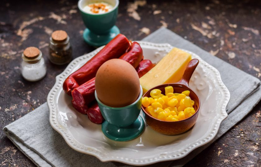 1. Этап. Салат Ежик с колбасой: Подготовьте ингредиенты.