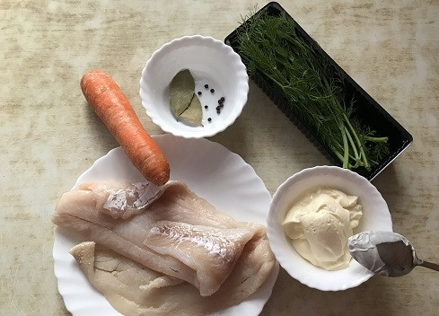 1. Этап. Рыбный салат Раковые шейки: Вот такой простой набор продуктов нам потребуется для приготовления салата.