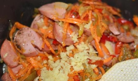 1. Этап. Капуста с сардельками в мультиварке: Дальше я добавляю натертый на мелкой терке свежий имбирь. Но если вам он не нравится (или вы готовите и для детей тоже), то лучше не добавляйте.