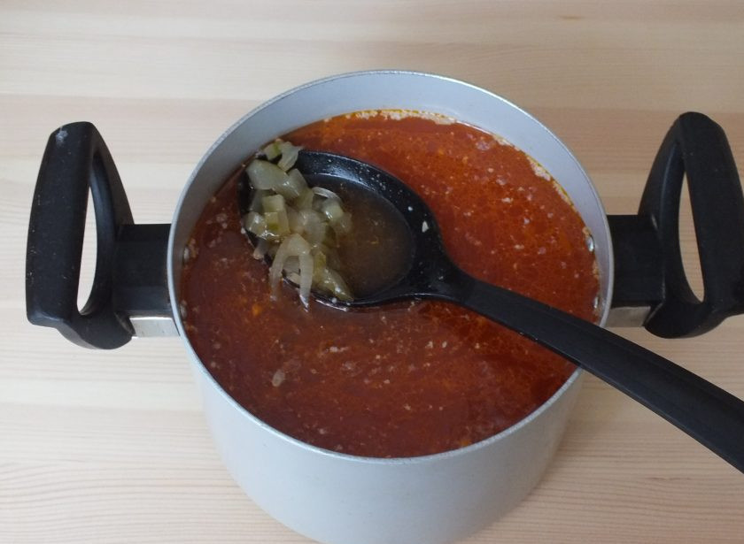 1. Этап. Рыбная солянка: 9. Добавьте огурцы, лавровый лист, перемешайте и опять доведите до кипения.