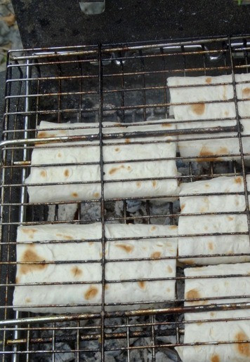 1. Этап. Конвертики из лаваша инди-пикник: Уложить конверты в закрытую решетку, поставить на гриль с 