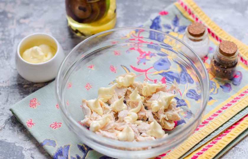 1. Этап. Салат Дамский каприз с курицей и черносливом: Филе курицы выложите первым слоем, смажьте майонезом, добавьте соль и перец по вкусу.