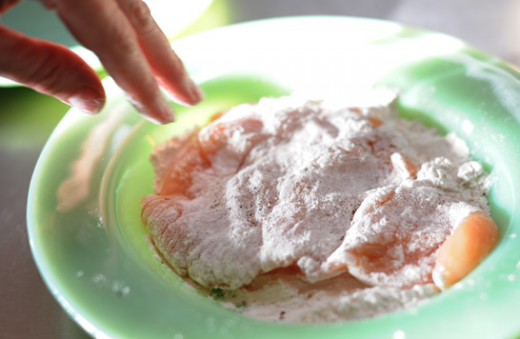 1. Этап. Отбивные с грибами: 3. Муку насыпать в небольшую мисочку и обвалять отбивные со всех сторон. В рецепт приготовления отбивных с грибами можно также использовать панировочные сухари.