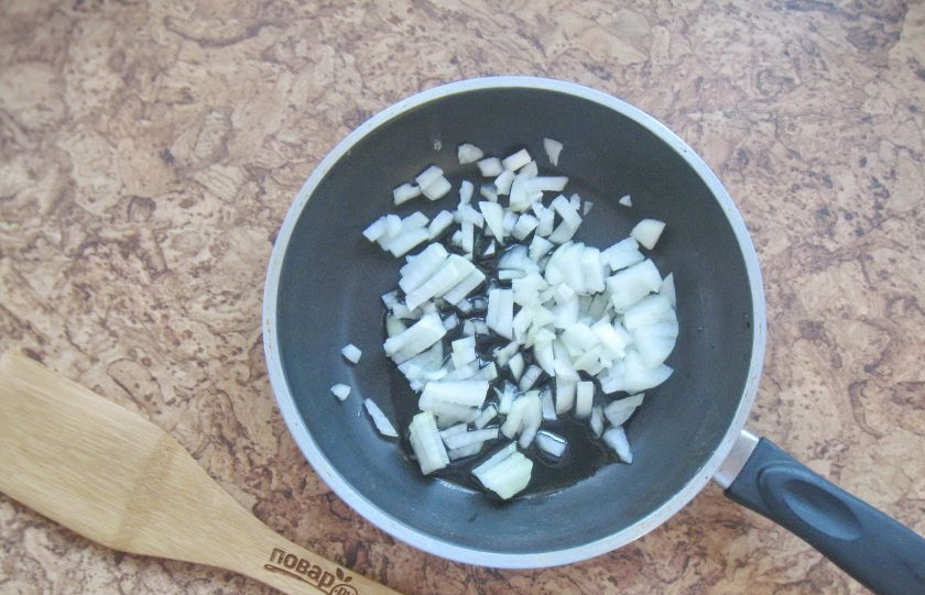 1. Этап. Баклажаны по-турецки: Репчатый лук и чеснок очистите, помойте и мелко нарежьте. Выложите в сковороду с подсолнечным маслом.
