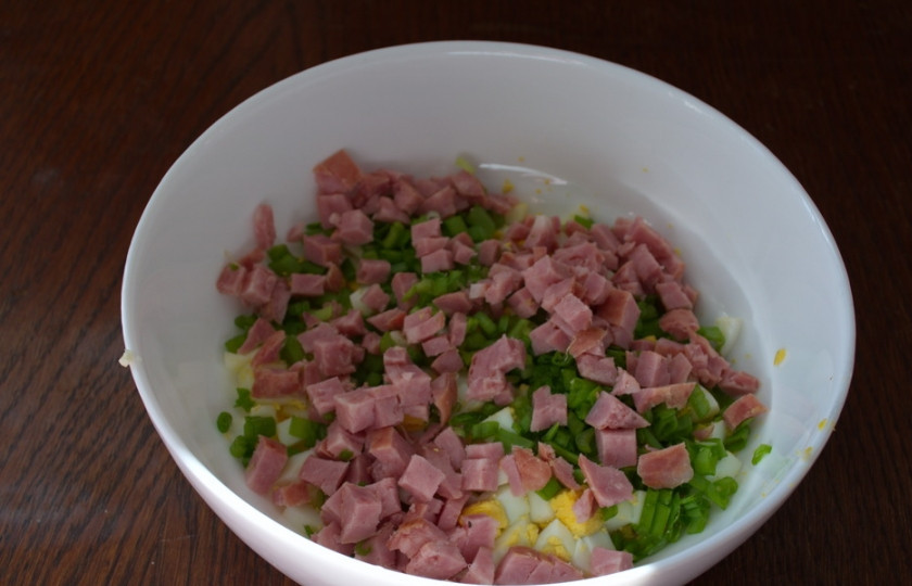 1. Этап. Салат с колбасой и сыром: Варено-копченую колбасу нарезать мелким кубиком. У меня сервелат. Подойдет любая плотная однородная колбаса и даже ветчина.