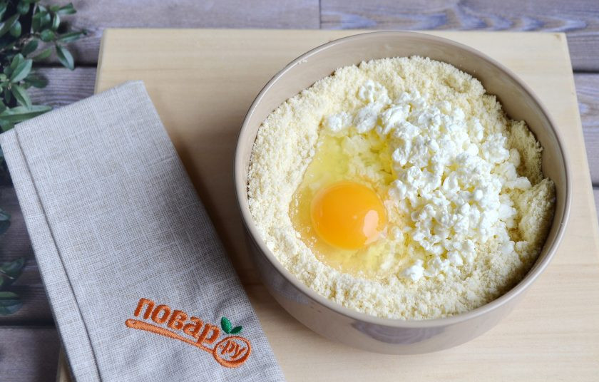 1. Этап. Деревенский картофельный пирог: 2. Добавьте яйцо, творог. Замесите тесто.