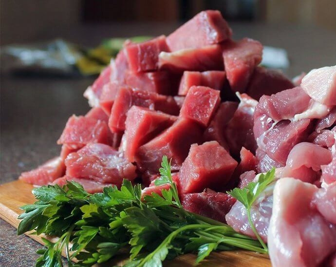 1. Этап. Колбаски из свинины: Сначала подготовим свинину. Вымойте ее и обсушите, нарежьте некрупными кусочками, подходящими для перемалывания в мясорубке.