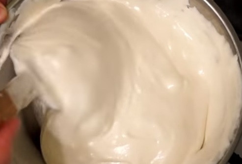 1. Этап. Творожный чизкейк с маршмеллоу без выпечки: 8. Когда маршмеллоу станет по консистенции как густая сметана, снимаем с огня.