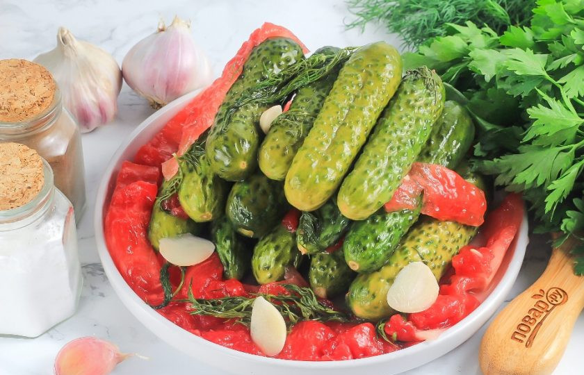 1. Этап. Малосольные огурцы в арбузе: Выложите огурцы на тарелку и подайте к столу охлажденными. Можно подать и мякоть арбуза из рассола.