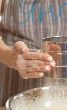 1. Этап. Морковный кето-торт: Просеять муку, разрыхлитель, соль и специи.