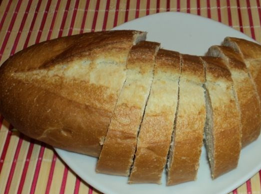 1. Этап. Горячие бутерброды со шпротами и сыром: Нарезаем батон.