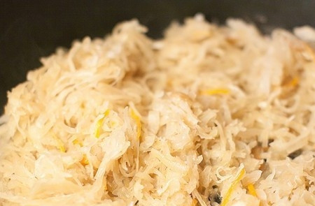 1. Этап. Пирог с кислой капустой: Квашеную капусту, если необходимо, нарежьте более мелко. Отправьте её тушиться на сковороду с маслом до коричневого цвета. Периодически мешайте и подливайте кипячёную воду.