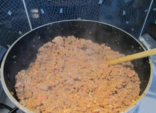 1. Этап. Лазанья в духовке: Добавляем фарш и хорошо перемешиваем. Готовим на небольшом огне, периодически помешивая минут 30.