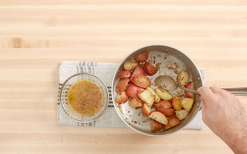 1. Этап. Салат из картофеля и яиц: 4. Картошку отвариваю до готовности, затем остужаю немного и добавляю половину заправки, перемешиваю.