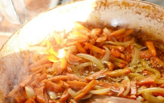 1. Этап. Рассольник с почками: 5. Тем временем, обжарьте овощи на растительном масле до румяности.