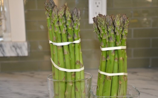 1. Этап. Салат со спаржей, орехами и фетой: 1. Вымойте спаржу, удалите грубые концы. Доведите до кипения воду, подсолите ее и опустите спаржу.