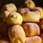 Мутаки бакинские Дрожжи растворить в теплом молоке, вбить яйцо, добавить соль, сахар, растопленное масло и перемешать. В смесь добавить частями просеянную муку и замесить тесто. Тесто накрыть и поставить в тепло на 1-1,5 часа. Приготовить начинку: смешать дробленые орехи, сахар, ванильный сахар и кардамон. Подошедшее тесто разделить на 4 части, каждую часть раскатать в тонкую лепешку. Лепешку из теста разрезать на сегменты. На широкую сторону сегмента положить начинку, завернуть с боков, а после скрутить в сторону сужения в виде рулетика. Подготовленные мутаки выложить на слегка смазанный противень и выпекать при 180 градусах 7-10 минут. После выпекания дать остыть и посыпать сахарной пудрой.